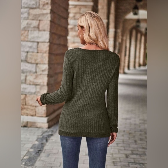 Every Day Chic Half-Zip Long Sleeve Top - Picture 3 of 4